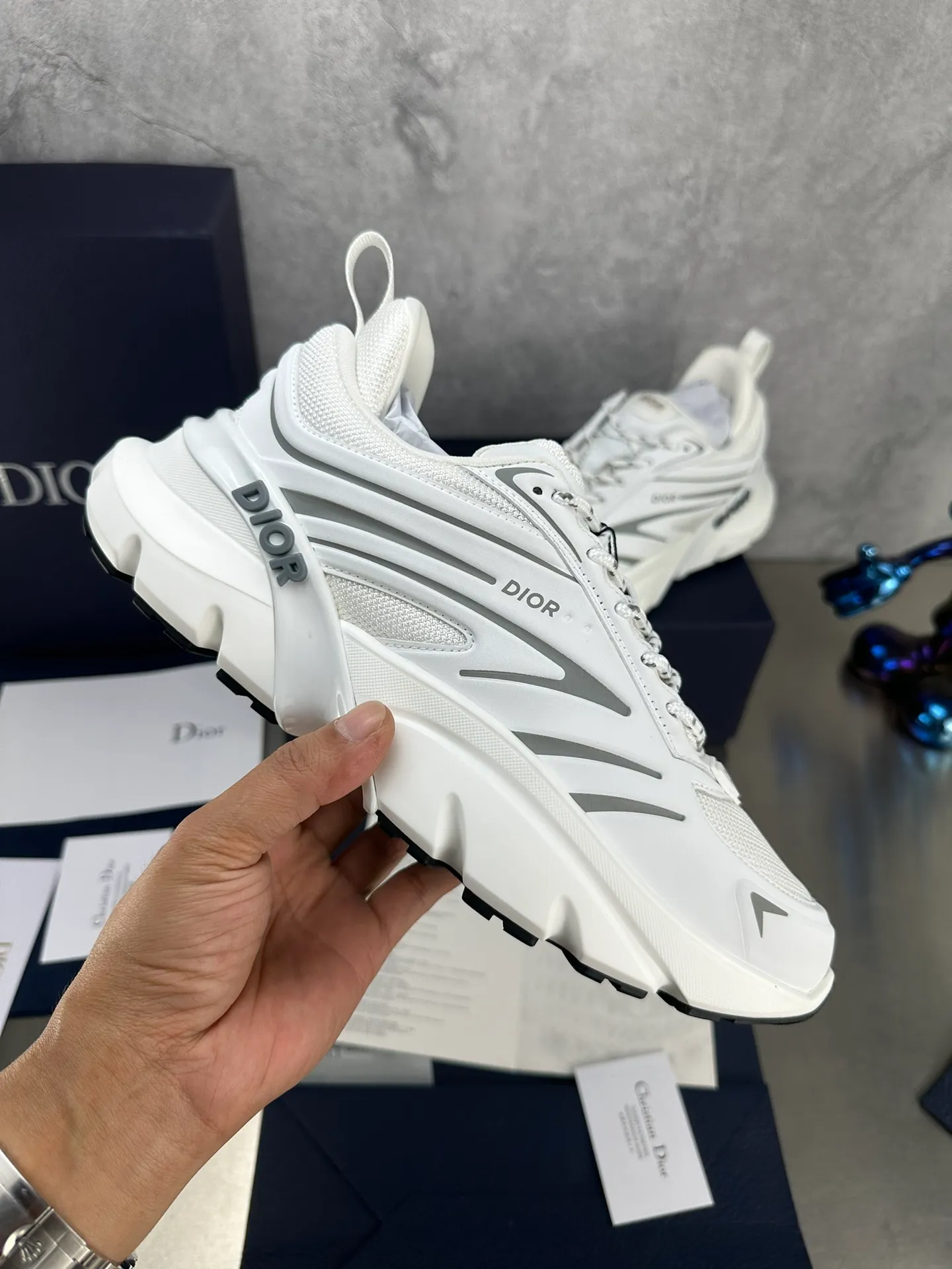👟👟Ex-factory price 680👟👟 Dior B44 Blade sneakers for couples, a one-to-one replica of the original version. Embellishing the lifestyle capsule collection designed by lewishamilton, the dior B44 Blade sneaker is characterized by 2000s-inspired curves and a strong sense of volume. Promising a sporty yet retro-futuristic feel, they come in microfiber and canvas inlays and are embellished with the 'Dior' signature. These unique pieces, embellished with blades, capture the twisted beauty of the running world. The B44 Blade sneaker features a generous, voluminous silhouette inspired by the 2000s. Made from technical mesh, the upper features tonal technical fabric panels and features contrasting blade inserts on the sole for a running element. The Dior logo is featured on the upper, heel and sides. Two-tone laces and supportive socks accentuate its sporty aesthetic, giving the sneaker an ultra-modern edge to elevate its casual look. Couple size: 35-40, male 39-45